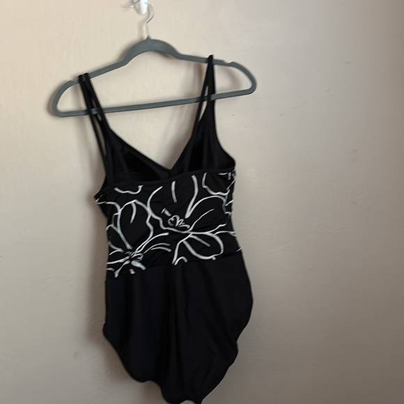 Miraclesuit Black and White Floral One Piece Swimsuit size 10 - Picture 2 of 11